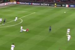 14年前的今天，諾伊爾出擊解圍，遭斯坦科維奇驚天吊射