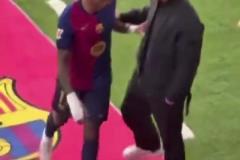 球迷拍攝拉菲尼亞賽后向裁判發(fā)火，弗里克和特爾施特根勸解