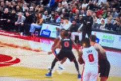 薩瑟進(jìn)球后下意識炫搶引尷尬 隨即迅速擺手化解氣氛