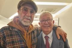 國王與教父！坎通納與弗格森現(xiàn)身觀戰(zhàn)德比大戰(zhàn)，賽前合影留念