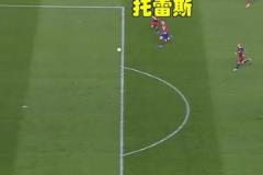 是什么讓西蒙斯瞬間變臉？原來是梅西準(zhǔn)備上場(chǎng)了！