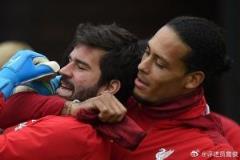 紅軍半場3-1領(lǐng)先！詹俊：利物浦上半場表現(xiàn)搶眼，英超爭冠懸念依舊