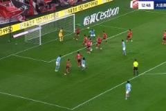 馬萊萊半空頭球頂空，單刀思考人生后射門被撲