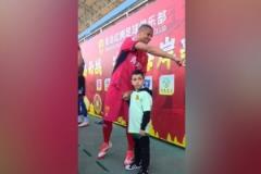 記者揭秘里瓦爾多之子牽手球童真相，爺爺何時(shí)到場(chǎng)？