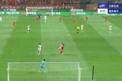 VAR維持原判！奧斯卡單刀被劉軍帥拉倒，主裁黃牌警告