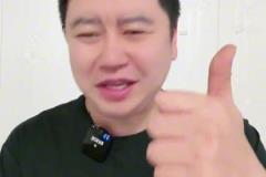 成都蓉城球迷做不雅手勢和姿勢挑釁大連球迷被安保勸離