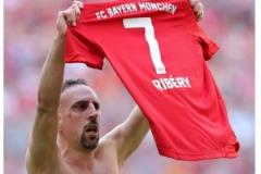 安聯(lián)國(guó)王里貝里42歲生日，拜仁送祝福：425場(chǎng)124球182助