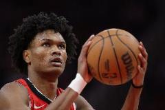 庫(kù)里：阿門找到了屬于自己的舞臺(tái)，每次遇見(jiàn)他都更閃耀