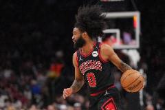 科比-懷特火力全開(kāi)！16中12轟出全場(chǎng)最高37分三分8中6