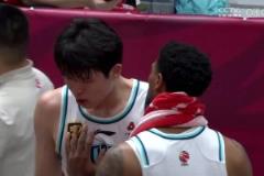 還是個孩子！楊瀚森今天打得很不順，在場邊似乎哭了！