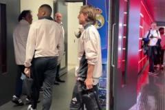 大戰(zhàn)在即！皇馬球員抵達(dá)酋長(zhǎng)球場(chǎng)進(jìn)行踩場(chǎng)訓(xùn)練，球員表情嚴(yán)肅