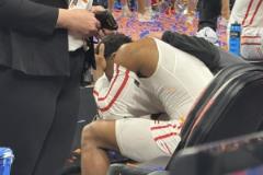 鮮明對(duì)比！克賴爾痛苦抱頭 佛羅里達(dá)奪冠彩帶飛揚(yáng)