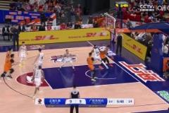 太離譜了莫蘭德開場6分鐘吃到4犯，對裁判做出數(shù)錢的手勢！