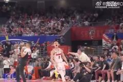 上海主場頂棚要被掀翻了！哈維神奇三分絕殺，上海球迷激動炸了！