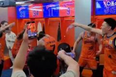 這氛圍！仿佛奪冠了一般！上海球員們在更衣室瘋狂噴水慶祝！
