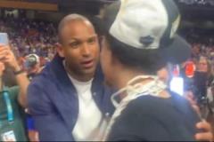 霍福德現(xiàn)身祝賀佛羅里達(dá)大學(xué)奪冠并為MOP克萊頓加油