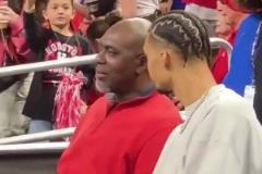 文班看起來恢復得不錯啊，心情也挺好