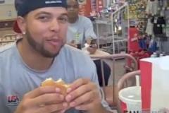 最接地氣的一次，夢(mèng)8隊(duì)在超市吃快餐，小詹給大家講笑話