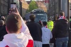 皇馬大巴抵達球場時，阿森納球迷高呼“梅西，梅西”