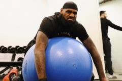 詹姆斯：賽季前8-10周每周訓(xùn)練5天，其中3天練力量、2天練靈活度