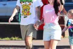 埃德森與妻子逛街引關注，曼市德比未擾其心情