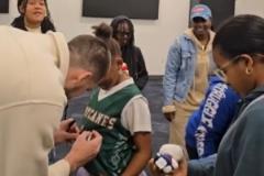 祖巴茨賽后與小球迷互動并為Hello Kitty送簽名