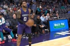 韋爾斯摔傷導致比賽中斷，球員熱身等待重啟