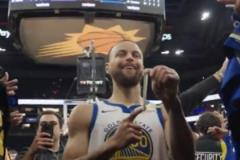 客場(chǎng)人氣爆棚庫(kù)里賽后果斷將腕帶發(fā)射送給球迷引陣陣歡呼