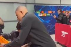 保持風度盡管球隊失利，姆巴佩離開時仍親切與小球迷合影簽名