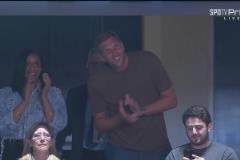 眼角還有淚！東契奇進場與湖人隊友們一一擁抱，諾維茨基鼓掌力挺