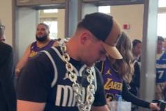 俠蜜力挺！獨行俠主場球迷進場，一眼望去全是東契奇球衣