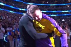 詹姆斯場邊暖心擁抱東契奇，淚灑賽場共度低谷時刻