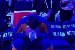 傷透孩子的心東契奇看完視頻后，擦眼淚擦了好一會才起身