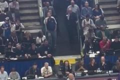 今天壓不住了！獨行俠GM通道觀賽 整個球館都在喊炒掉尼科！