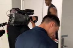 全新體驗！東契奇生涯首次被護送至美航中心客隊更衣室