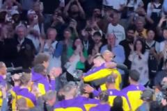 安撫下情緒！東契奇賽前與老詹擁抱，老詹拍了77后背幾下給予安慰