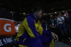 知道自己會哭？獨行俠剛要開始播放致敬視頻，東契奇就立刻找工作人員要了一條毛巾