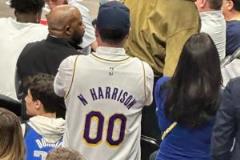 你是真正的湖人！球迷身穿哈里森球衣致敬球隊(duì)