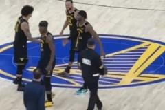 希爾德開(kāi)心喂餅庫(kù)里 庫(kù)里嬉皮笑臉蹦蹦跳跳指手畫(huà)腳