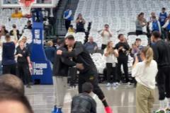 關(guān)系超好！東契奇進(jìn)場后，率先與前隊(duì)友&獨(dú)行俠工作人員們打招呼