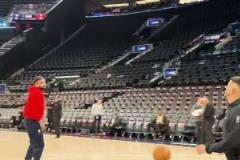 頂級后衛(wèi)的視野！東契奇身后驚現(xiàn)一白衣豐滿美女！被宿命敏銳捕捉