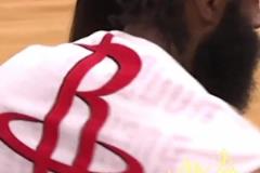 永遠(yuǎn)的火箭人！上賽季快船擊敗火箭之后 哈登披上了火箭的毛巾~