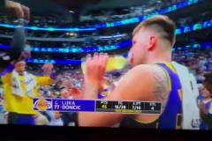 東契奇被換下場時，老詹與隊友們瘋狂為其歡呼！