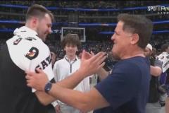 俠蜜的意難平?。|契奇與前老板庫班擁抱致意，開懷大笑