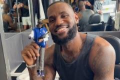 詹姆斯把玩芭比娃娃顯開心：腿細需加強鍛煉