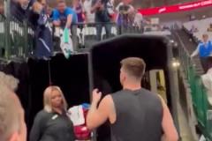 在熟悉的地方給愛他的人簽名！東契奇賽前給諸多球迷簽球衣