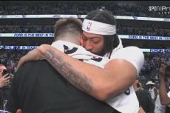 聊了啥？重磅交易兩大主角東契奇與濃眉 賽后擁抱致意&耳語