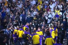 獨(dú)行俠兩代隊(duì)魂！東契奇出場儀式，鏡頭給到看臺上鼓掌的諾維斯基！