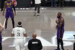 6年并肩作戰(zhàn)啊！賽前跳球 濃眉上前擁抱致意好兄弟詹姆斯！