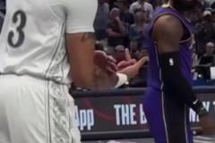 你個死鬼！濃眉今天在場上朝老詹豎中指